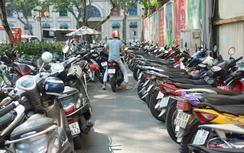 Ông Hải cho tồn tại một bãi giữ xe phục vụ đường sách TP.HCM