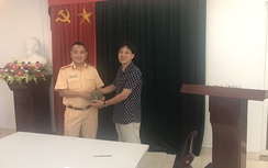 Hà Nội: CSGT trả lại ví tiền hơn 20 triệu cho người đánh rơi