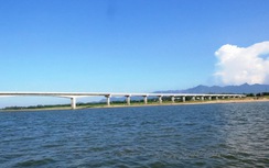 Thanh niên quậy phá, đua xe trái phép trên cầu Giao Thuỷ