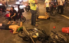 Xe máy gãy đôi sau tai nạn, 4 người nhập viện cấp cứu