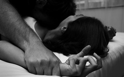 Xông vào phòng trọ hiếp dâm, quay clip nhạy cảm để tống tiền