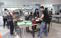 Tạm giữ hành khách cầm "cả kho vũ khí" lên máy bay