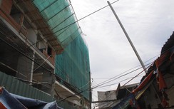 Thanh sắt “khủng” rơi xuống nhà trọ, cắm sát 2 mẹ con đang ngủ