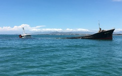 Ninh Thuận: Đưa các thuyền viên tàu vận tải gặp nạn vào bờ