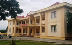 Vợ cán bộ xã "lạc" vào danh sách hộ nghèo?