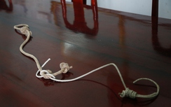 Thiếu niên 16 tuổi bị cha nuôi siết cổ đến chết trong khách sạn