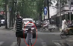 Bé gái Trung Quốc gây bão mạng vì hành động lịch thiệp