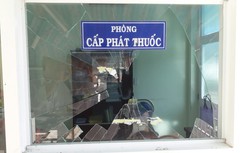 Một dược sĩ bị thương khi phát thuốc cắt cơn nghiện