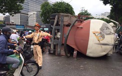 Tài xế ngủ gật, xe bồn tông dải phân cách rồi lật ngửa