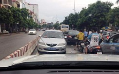 Đề nghị xử nghiêm xe biển xanh đi ngược chiều gây tắc đường