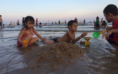 Du khách đổ về biển Phan Thiết đông nghịt chiều 2/9