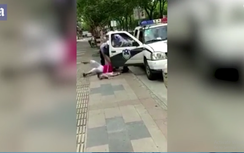 Video: Xé giấy xử phạt, người phụ nữ bị CSGT quật ngã