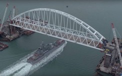 Tàu chiến Nga lần đầu tiên cơ động qua cầu Crimea