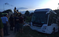 Xe khách Cúc Tùng đâm xe đầu kéo, 13 người thương vong