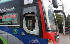 10 thanh niên táo tợn đập phá xe khách, đánh phụ xe trọng thương
