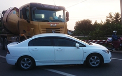 Xe trộn bê tông đâm xe du lịch, 5 người trong xe thót tim