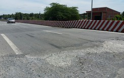 Đường dẫn cầu Cổ Chiên xuất hiện nhiều “ổ gà”