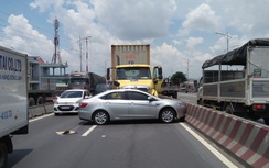 Container húc ô tô 4 chỗ văng 100m, 3 người bung cửa thoát thân