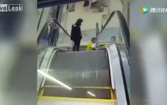 Video: Mẹ lơ là, bé trai bị thang cuốn "nuốt" cả cánh tay