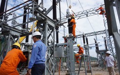 Dồn lực "thông điện" sau tàn phá của bão số 10