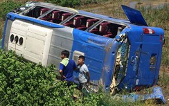Xe khách lao xuống ruộng, nhiều người bị thương
