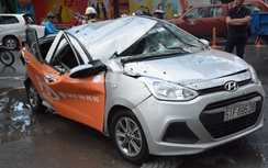 TP.HCM: Cây cổ thụ ngã đè bẹp ôtô, một người bị thương