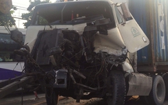 Va chạm liên hoàn giữa 3 ô tô, đầu xe container biến dạng