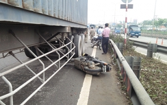 Người phụ nữ văng vào gầm container nguy kịch sau va chạm
