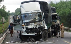 TNGT liên hoàn trên đường tránh Huế, 2 xe tải nát đầu