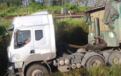 Xe đầu kéo lao xuống lề QL1, dùng bì thư che kín biển số