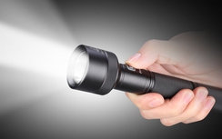 Khách lén mang đèn pin gắn bộ kích điện lên máy bay