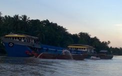 Chủ tịch tỉnh xuống hiện trường trực tiếp chỉ đạo trục vớt sà lan