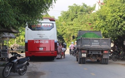 Xe tuyến cố định đậu đỗ, chạy đón khách bát nháo ở Huế
