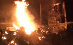 Xe container chở gỗ cháy ngùn ngụt trên đường Hồ Chí Minh