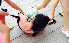 Công an triệu tập 3 mẹ con đánh ghen chị hàng xóm ở Huế
