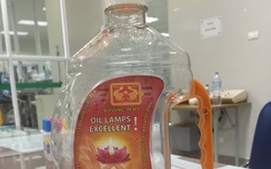 Cha mẹ bất cẩn, con nhỏ ngộ độc dầu