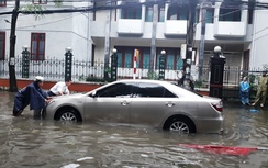 Thanh Hóa: Đường phố mênh mông nước, xe chết máy hàng loạt