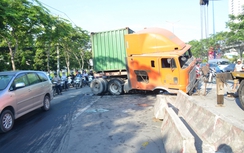 TP.HCM: Xe container mất lái, húc văng hàng loạt dải phân cách