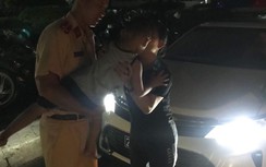 Bé trai bị lạc ở bến xe Mỹ Đình đã tìm được mẹ