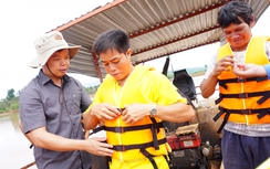 Gia Lai: Trao 200 áo phao bảo vệ người dân lòng hồ thuỷ điện