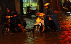 Video, ảnh: Phố "thành sông", dân Sài Gòn bì bõm dắt xe về nhà