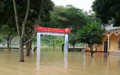 Dùng cano đưa cơm cho 700 phạm nhân bị cô lập do nước lũ