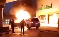 Tài xế Land Cruiser nhanh trí đẩy xe bị cháy khỏi cột bơm xăng