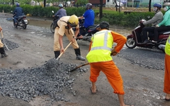 Clip: CSGT TP.HCM dùng xẻng dặm vá ổ gà trên QL1