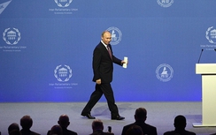 Các đại biểu chen nhau chụp ảnh với Tổng thống Nga Putin