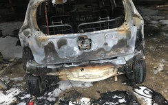 Một ô tô bị thiêu rụi trong bãi trông giữ xe