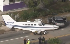 Máy bay lao vào ô tô, 5 người bị thương