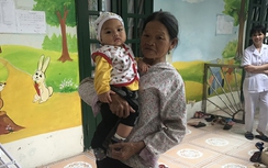 Bé trai 7 tháng bỏ rơi ở nhà nghỉ được bà ngoại đón