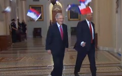 Video: Ném cờ Nga vào ông Trump, một người bị bắt giữ