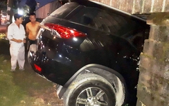 Đạp nhầm chân ga, xe Fortuner đi xuyên tường công ty cơ khí